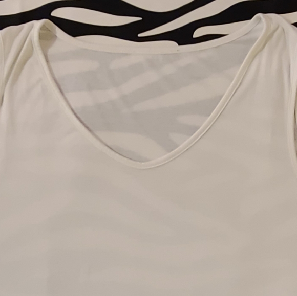 🦇2/$15-White, flowy, tank top - Picture 6 of 12